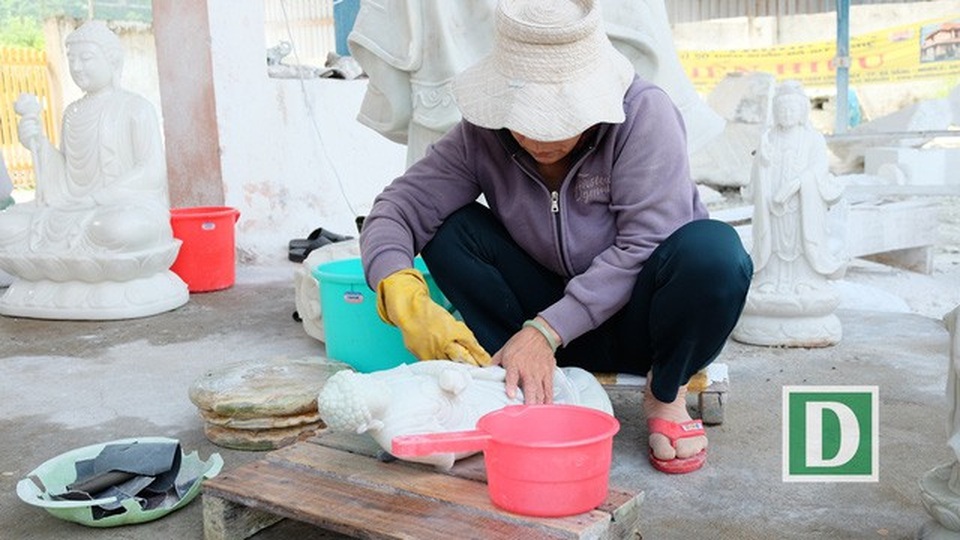 Những làng nghề truyền thống danh tiếng ở Đà Nẵng - 2 Những người thợ làng đá đã nối nghiệp qua hơn 400 năm