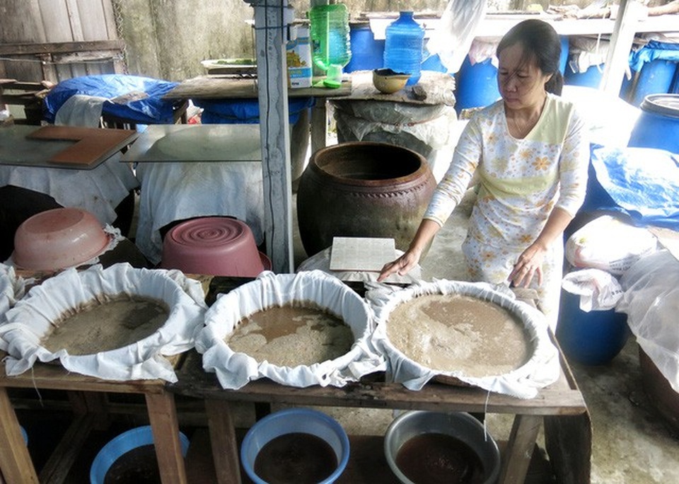 Những làng nghề truyền thống danh tiếng ở Đà Nẵng - 11 Người làng Nam Ô được truyền nghề làm mắm từ đời này sang đời khác