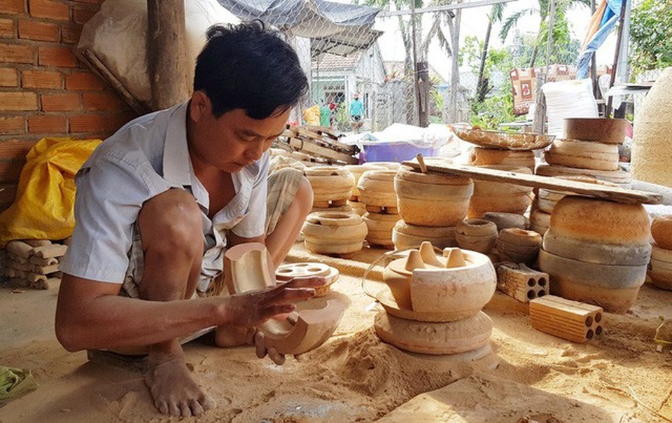 Làng đúc đồng nức tiếng Nam Trung Bộ nhộn nhịp vào mùa Tết - 4 Người thợ chuẩn bị khuôn sản phẩm tại làng nghề đúc đồng Phú Lộc Tây 1
