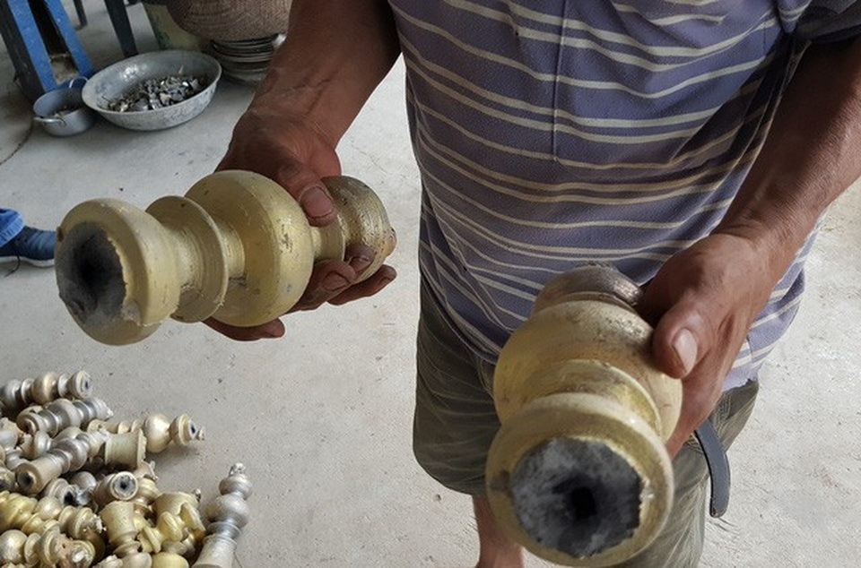 Làng đúc đồng nức tiếng Nam Trung Bộ nhộn nhịp vào mùa Tết - 7 Sản phẩm chân đèn thô sau đúc ở làng nghề Phú Lộc Tây 1