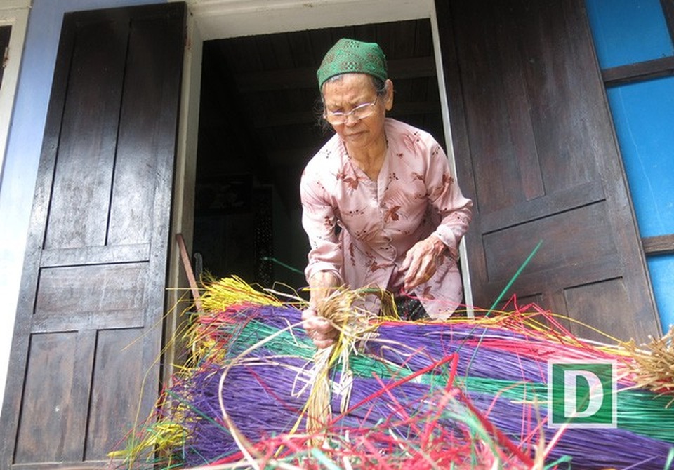 Những làng nghề truyền thống danh tiếng ở Đà Nẵng - 8 Chiếu hoa Cẩm Nê dệt từ những sợi lát nhuộm phẩm xong rồi mới đem phơi