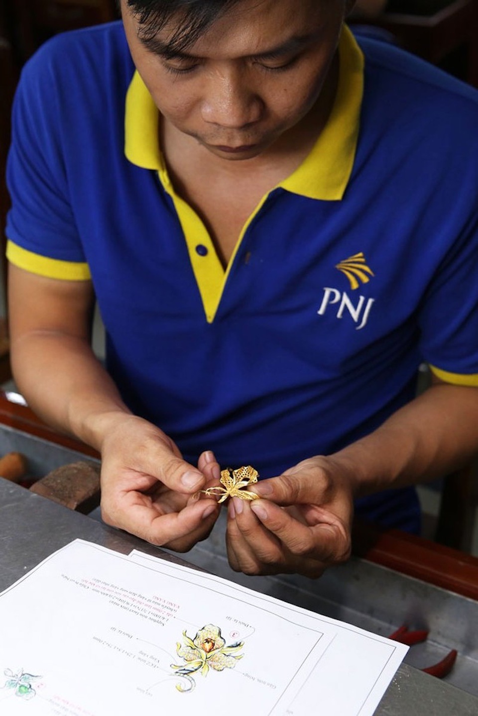 TPHCM: Vinh danh những nghệ nhân "bàn tay vàng" - 2 Là cái nôi đào tạo tay nghề cho người thợ kim hoàn, PNJ hiện sở hữu gần 1000 thợ kim hoàn lành nghề