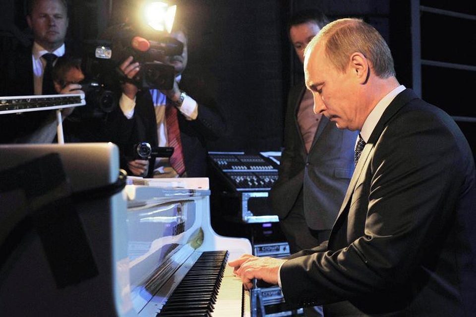 Nhà soạn nhạc giành giải thưởng danh giá nhờ ca khúc về Tổng thống Putin - 2 Tổng thống Putin chơi đàn trong chuyến thăm tới nhà hát ở Moscow (Ảnh: AFP)