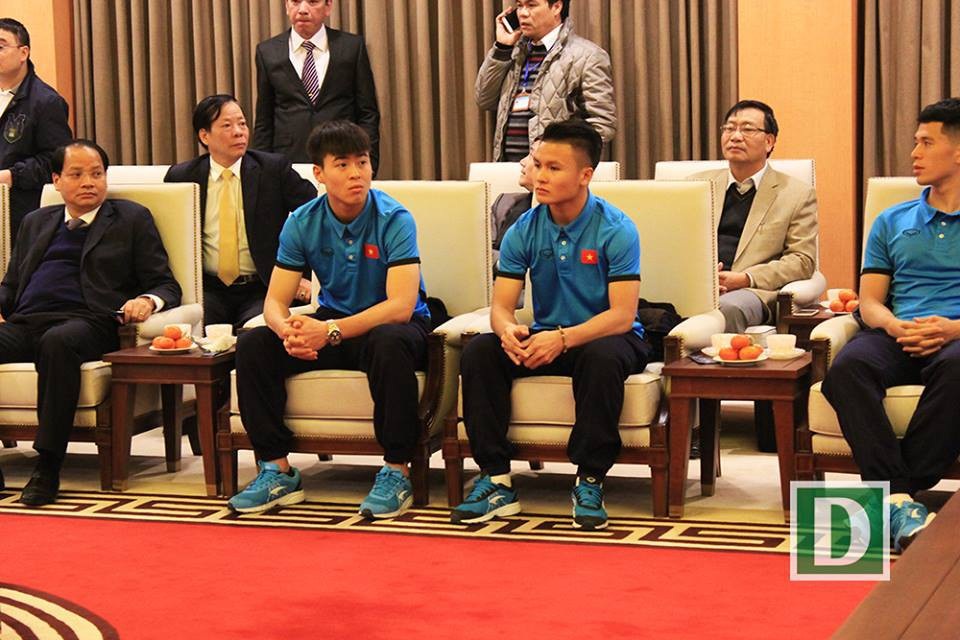 Chủ tịch Hà Nội khen thưởng Quang Hải cùng các đồng đội U23 - 1
Quang Hải và các đồng đội tại UBND Hà Nội chiều 30/1.