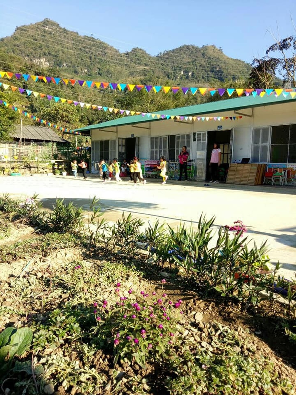 
Trước sân trường là khoảng đất được trồng hoa để tô thắm vẻ đẹp của điểm trường được xây dựng từ những tấm lòng nhân ái
