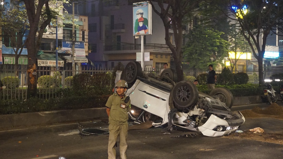  Ô tô 7 chỗ phơi bụng trên đường, 4 người Đài Loan may mắn thoát chết