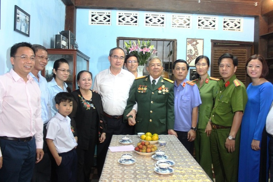 Bí thư Nhân thăm gia đình biệt động từng giấu 3 tấn vũ khí dưới nền nhà - 1 Bí thư Thành ủy TPHCM Nguyễn Thiện Nhân thăm gia đình bà Đặng Thị Thiệp - vợ Anh hùng Lực lượng vũ trang nhân dân Trần Văn Lai