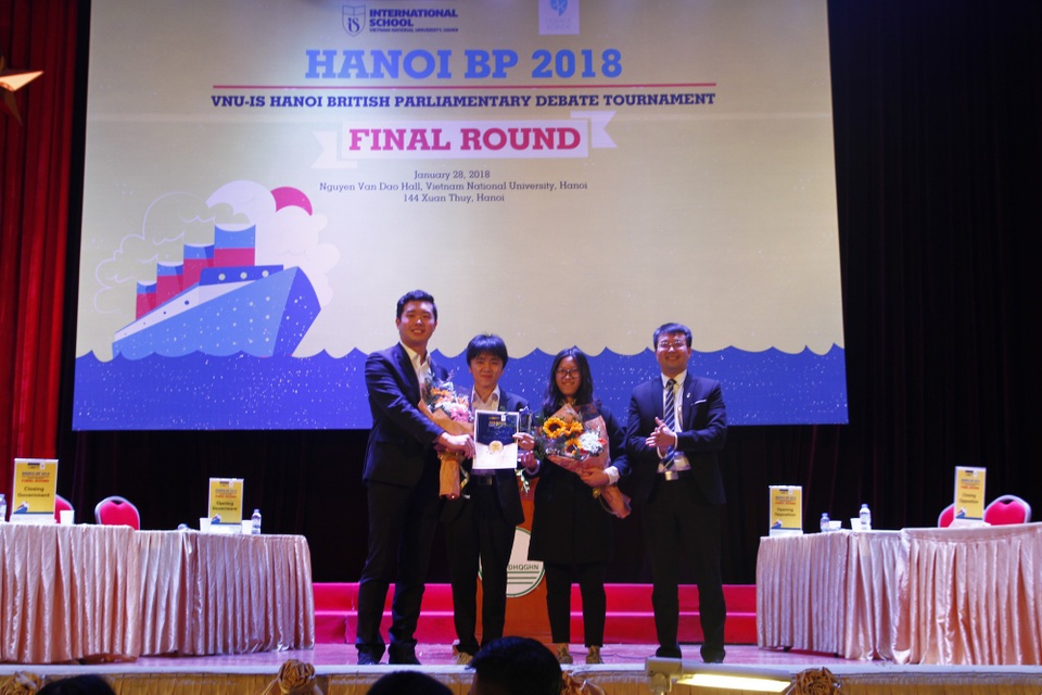 Nhóm Puzzles Ams giành cúp vô địch giải tranh biện tiếng Anh Hà Nội BP 2018 - 1
Đội Puzzles Ams - Trường THPT Chuyên Amsterdam Hà Nội