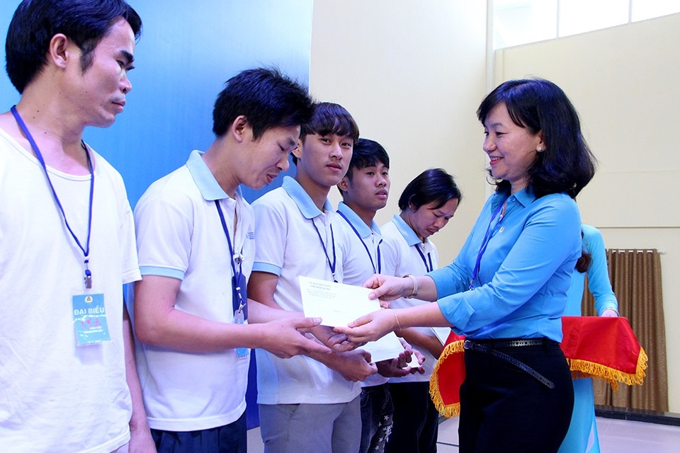 Chủ tịch nước chúc Tết, tặng quà công nhân Bình Dương - 4 Lãnh đạo tỉnh Bình Dương và Liên đoàn lao động tỉnh Bình Dương tặng quà Tết cho công nhân.