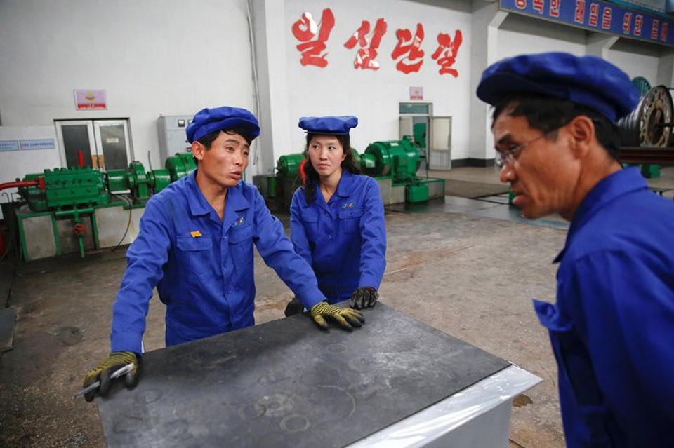 Quốc gia tiếp theo trục xuất lao động Triều Tiên - 1 Các công nhân Triều Tiên (Ảnh: Reuters)