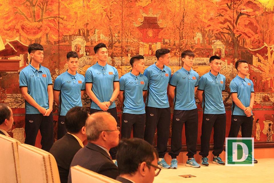 Chủ tịch Hà Nội khen thưởng Quang Hải cùng các đồng đội U23 - 3
Các cầu thủ được đề xuất để Chủ tịch UBND Hà Nội khen thưởng