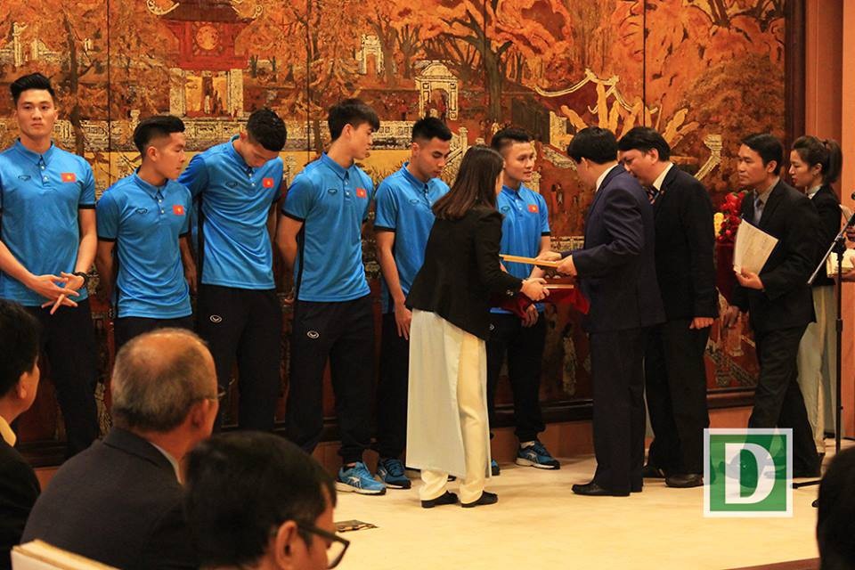 Chủ tịch Hà Nội khen thưởng Quang Hải cùng các đồng đội U23 - 4
Chủ tịch Hà Nội tặng quà khen thưởng các cầu thủ