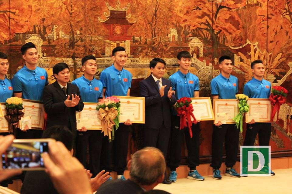 Chủ tịch Hà Nội khen thưởng Quang Hải cùng các đồng đội U23 - 5 Chủ tịch Hà Nội khen thưởng Quang Hải cùng các đồng đội U23 - 5