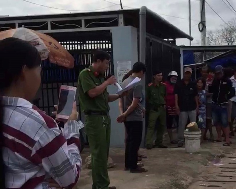 Bêu tên người mua bán dâm giữa đường: Công an làm trái luật - 1 Hình ảnh một người đàn ông mặc sắc phục công an đọc tên người mua bán dâm giữa đám đông (ảnh cắt từ clip)