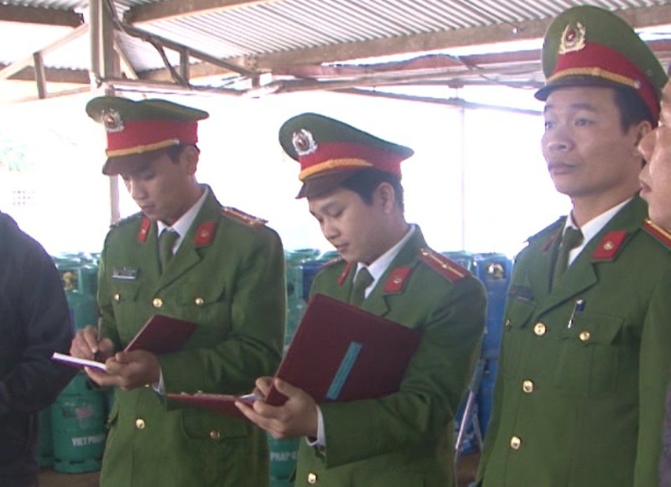 Phát hiện 2 trạm chiết nạp gas vi phạm an toàn - 1 Cảnh sát PCCC Thanh Hóa tiến hành kiểm tra công tác phòng cháy chữa cháy