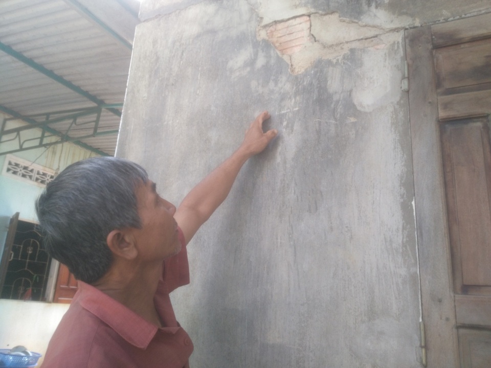 Căn nhà ông Trần Văn Lâu xuất hiện các vết nứt lớn, nguy hiểm