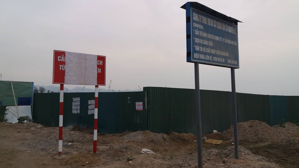 Ban hành lệnh cấm xe gây bức xúc, Sở GTVT phải tạm gỡ bỏ - 3 Vấp phải sự phản ứng của dư luận, Sở GTVT buộc phải cho xe trên 12 chỗ qua phà, các biển cấm bị bịt lại