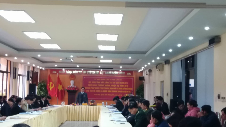 Ban hành lệnh cấm xe gây bức xúc, Sở GTVT phải tạm gỡ bỏ - 1 Hàng trăm doanh nghiệp đã bức xúc phản ứng với lệnh cấm xe trên 12 chỗ qua phà Gót của Sở GTVT tại cuộc làm việc với lãnh đạo huyện Cát Hải