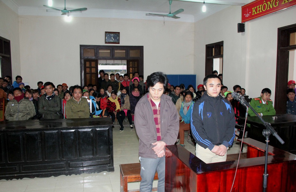 Hai đối tượng Nghệ và Xanh trước vành móng ngựa.