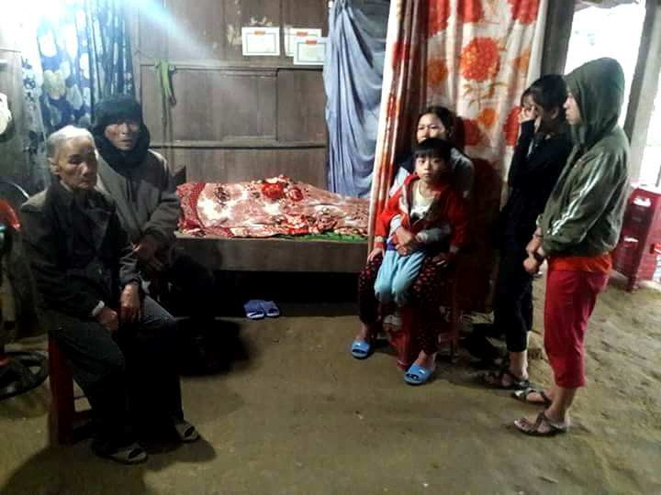 Va chạm với xe chở tôn, hai người bị tôn cứa ngang bụng chết thảm - 1 Gia đình tổ chức hậu sự cho nạn nhân L. (Ảnh CTV)