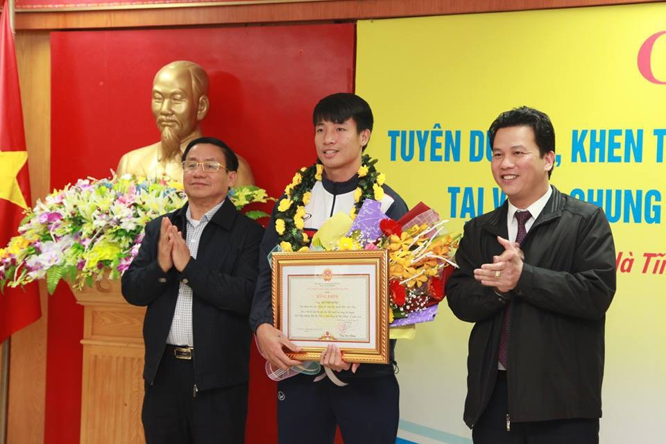Chủ tịch Hà Tĩnh tặng Bằng khen cho trung vệ Bùi Tiến Dũng - 1
Đại diện lãnh đạo tỉnh trao tặng Bằng khen tuyên dương cầu thủ Bùi Tiến Dũng
