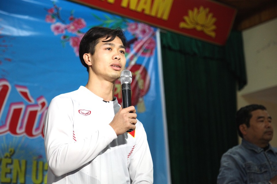 Công Phượng nói gì về thông tin "bị người hâm mộ lãng quên"? - 1
Công Phượng sẻ chia và cảm ơn người dân Mỹ Sơn, người dân Đô Lương, Nghệ An và người hâm mộ cả nước.
