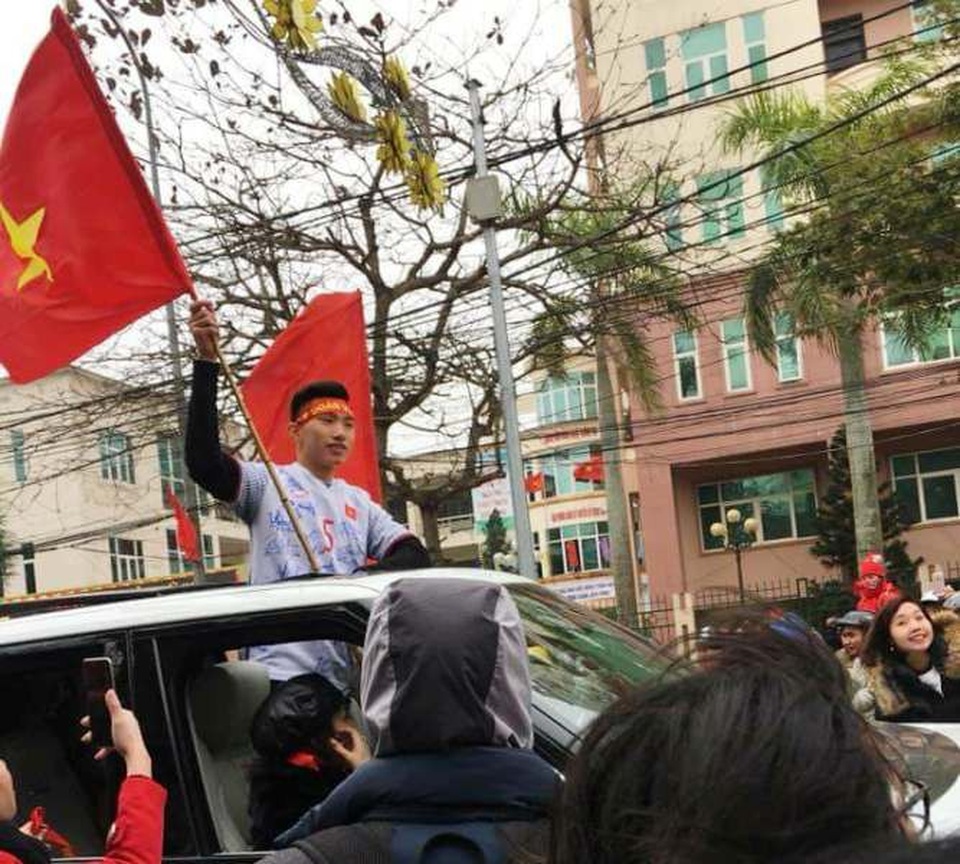 Quê lúa rực rỡ cờ hoa chào đón hậu vệ Đoàn Văn Hậu - 3 Người dân vây kín xe chở tuyển thủ U23 Việt Nam Đoàn Văn Hậu
