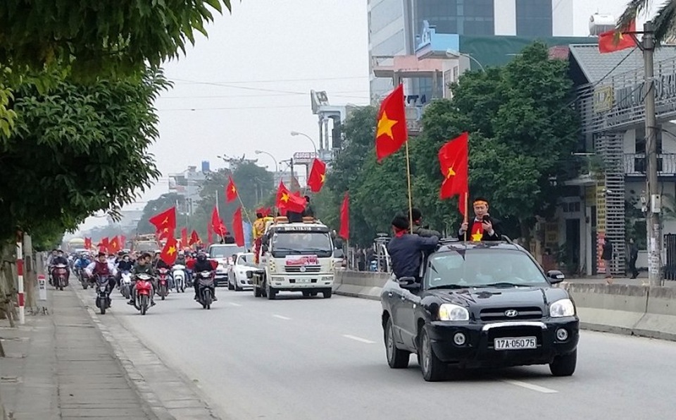 Quê lúa rực rỡ cờ hoa chào đón hậu vệ Đoàn Văn Hậu - 1 Dòng người cờ đỏ sao vàng đón tuyển thủ U23 Đoàn Văn Hậu (ảnh: Huyen Tran)