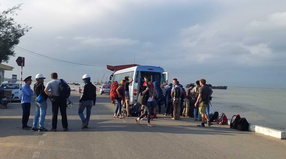 Ban hành lệnh cấm xe gây bức xúc, Sở GTVT phải tạm gỡ bỏ - 2 
Lệnh cấm của Sở GTVT gây ra tình trạng lộn xộn tại bến phà Gót