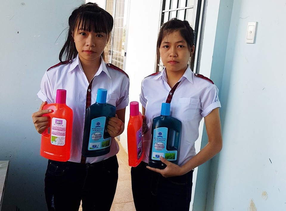 Ba thế hệ học sinh dân tộc thiểu số chế tạo sản phẩm từ cây dại trong vườn - 2 Sản phẩm thứ hai sau sữa tắm sả chanh là nước lau sàn sả chanh do Mai và Hà thực hiện