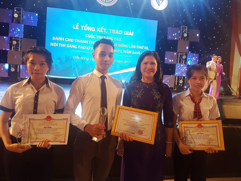 Ba thế hệ học sinh dân tộc thiểu số chế tạo sản phẩm từ cây dại trong vườn - 3 Các sản phẩm đều đoạt giải cao ở cuộc thi cấp tỉnh và quốc gia
