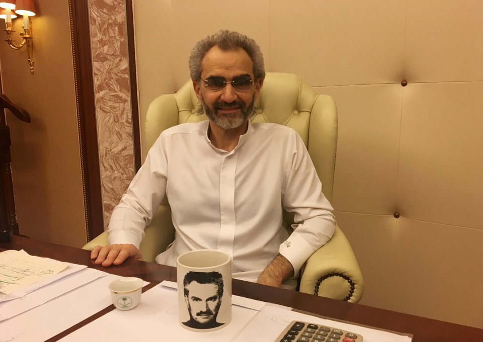 Hoàng tử Alwaleed bin Talal trả lời phỏng vấn Reuters tại căn phòng ông bị giam giữ ở khách sạn Ritz-Carlton.