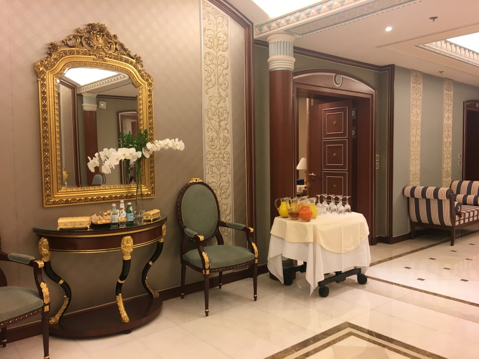 Hoàng tử Alwaleed vẫn có thể liên lạc với gia đình và giám đốc điều hành của các công ty do ông sở hữu trong thời gian bị giam giữ tại Ritz-Carlton.