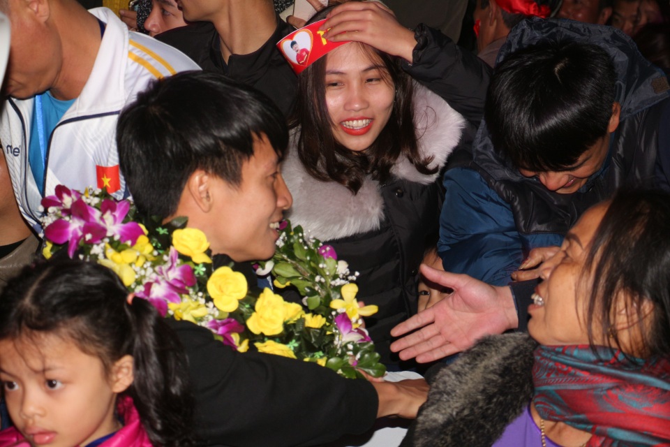 Trung vệ Bùi Tiến Dũng: Chưa muốn yêu để tập trung rèn luyện phong độ - 6 Trước tình yêu của người hâm mộ dành cho mình, Tiến Dũng hứa sẽ nổ lực tập luyện để có phong độ tốt nhất