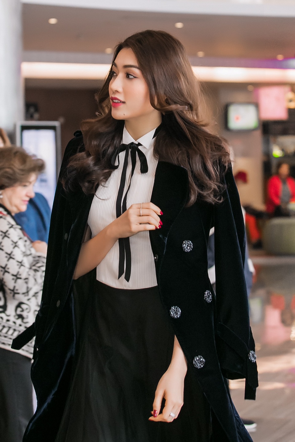 Cô đồng thời hạn chế sử dụng nhiều phụ kiện bắt mắt để diện mạo nhẹ nhàng, thân thiện. Người đẹp chọn kiểu tóc uốn xõa bồng bềnh, lối trang điểm tông hồng.