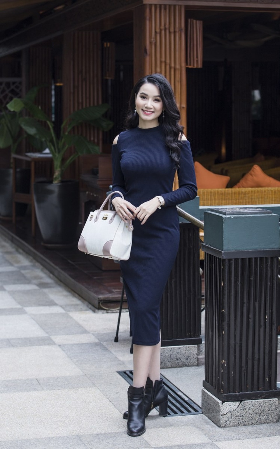 Xao xuyến ngắm cô giáo đóng “Hoa cỏ may 3” vai trần xuống phố - 12 Xao xuyến ngắm cô giáo đóng “Hoa cỏ may 3” vai trần xuống phố - 12