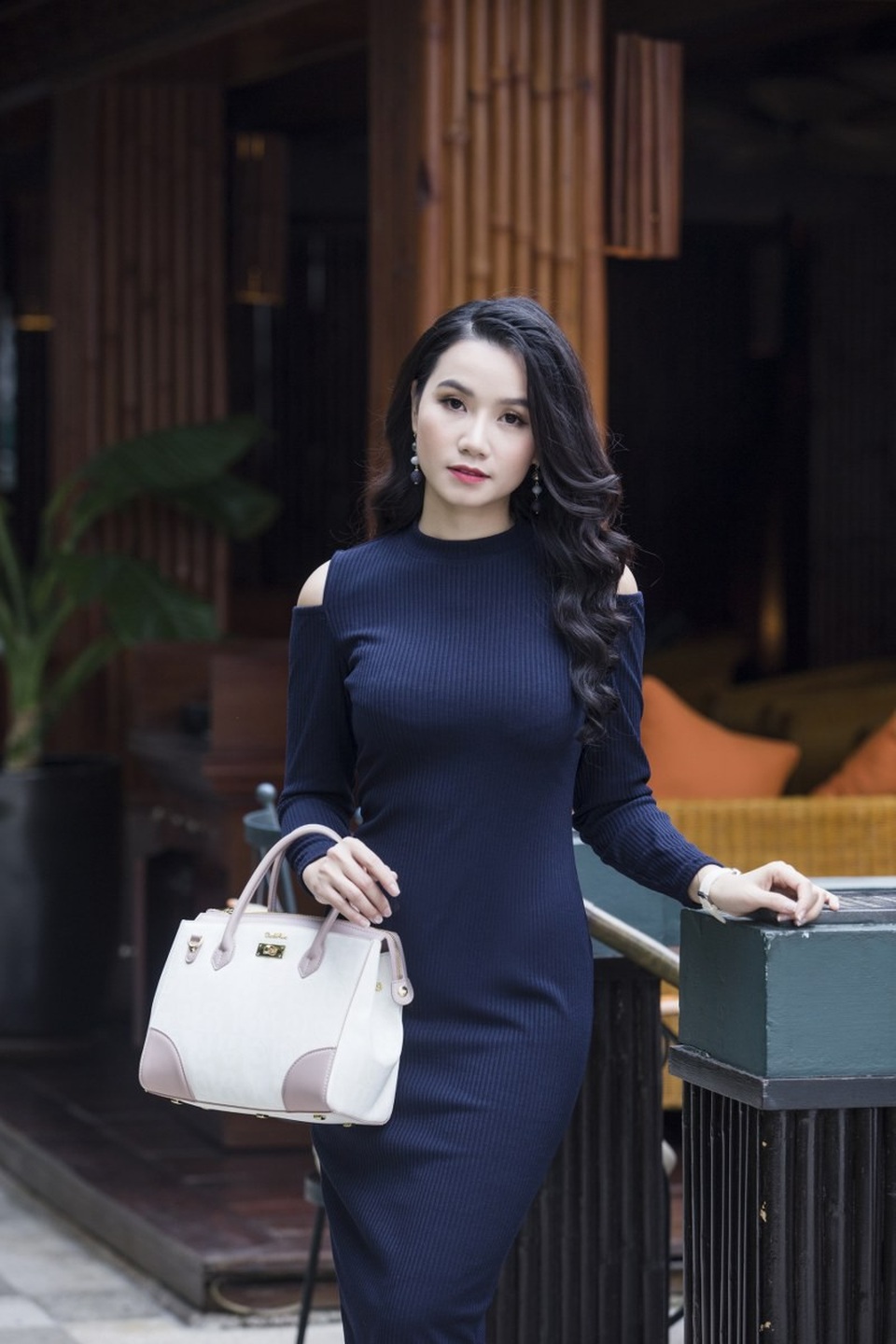 Xao xuyến ngắm cô giáo đóng “Hoa cỏ may 3” vai trần xuống phố - 13 Xao xuyến ngắm cô giáo đóng “Hoa cỏ may 3” vai trần xuống phố - 13