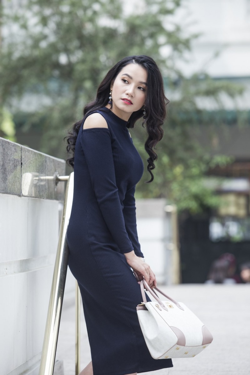 Xao xuyến ngắm cô giáo đóng “Hoa cỏ may 3” vai trần xuống phố - 14 Xao xuyến ngắm cô giáo đóng “Hoa cỏ may 3” vai trần xuống phố - 14