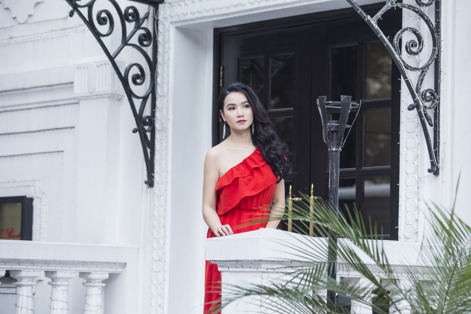 Xao xuyến ngắm cô giáo đóng “Hoa cỏ may 3” vai trần xuống phố - 10 Xao xuyến ngắm cô giáo đóng “Hoa cỏ may 3” vai trần xuống phố - 10