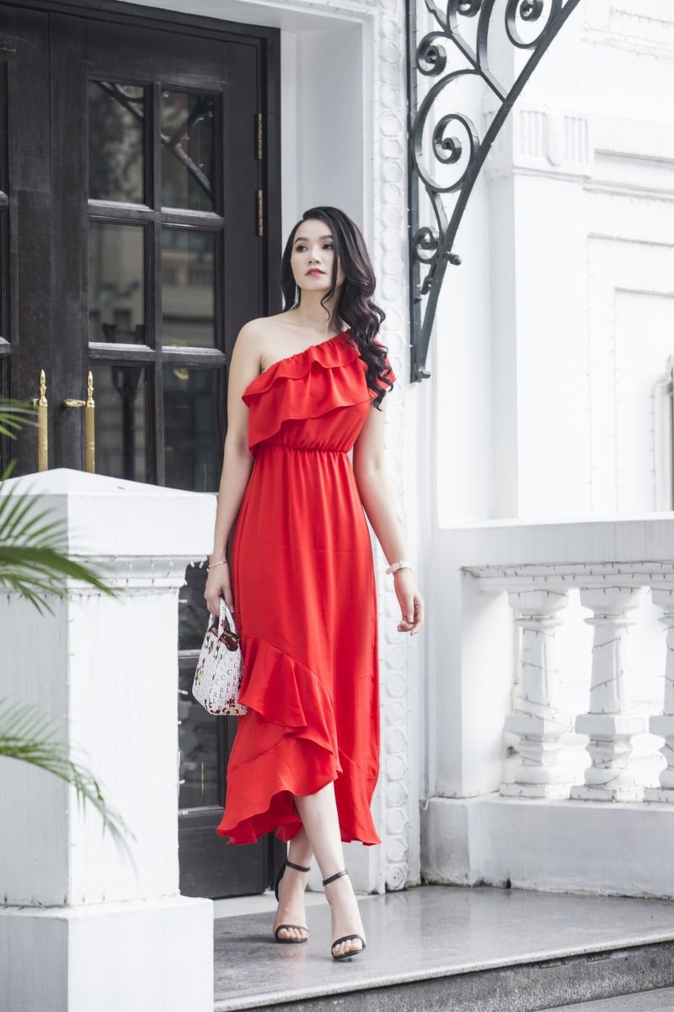 Xao xuyến ngắm cô giáo đóng “Hoa cỏ may 3” vai trần xuống phố - 9 Xao xuyến ngắm cô giáo đóng “Hoa cỏ may 3” vai trần xuống phố - 9