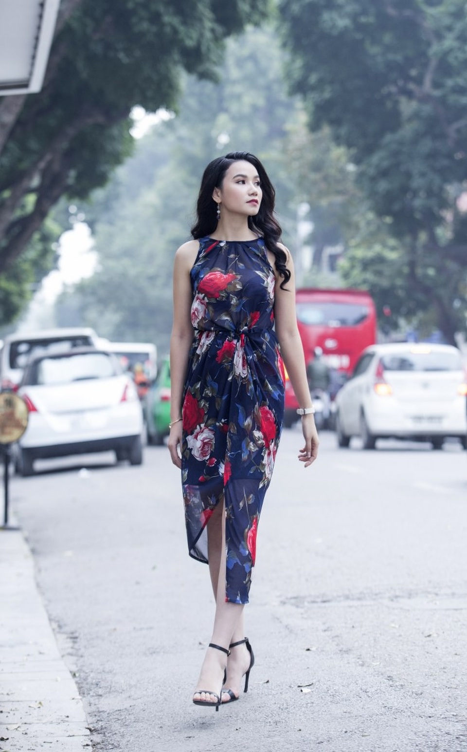 Xao xuyến ngắm cô giáo đóng “Hoa cỏ may 3” vai trần xuống phố - 7 Xao xuyến ngắm cô giáo đóng “Hoa cỏ may 3” vai trần xuống phố - 7