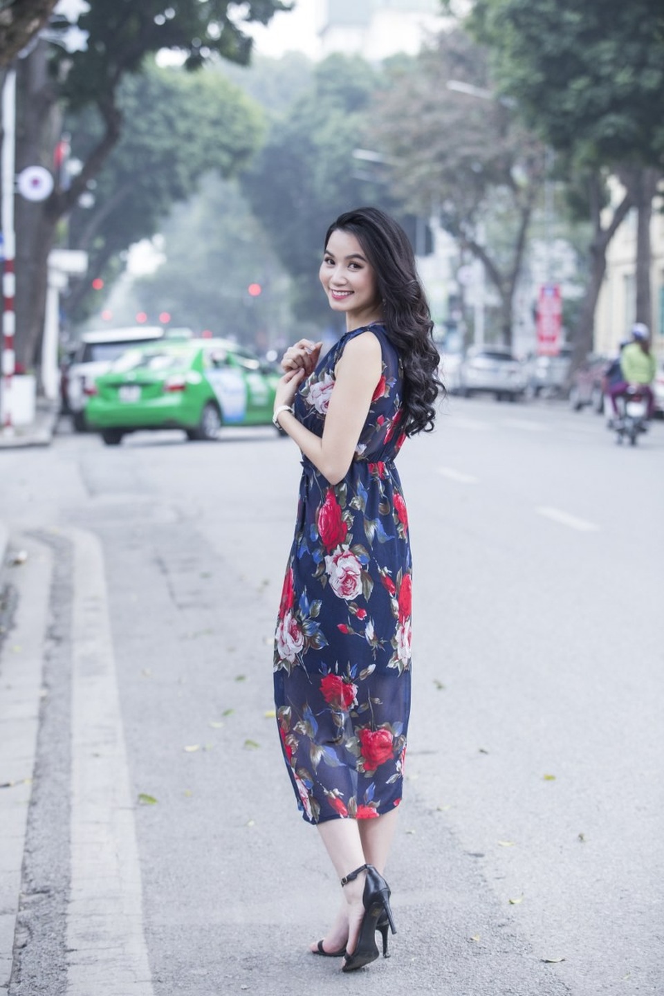Xao xuyến ngắm cô giáo đóng “Hoa cỏ may 3” vai trần xuống phố - 8 Xao xuyến ngắm cô giáo đóng “Hoa cỏ may 3” vai trần xuống phố - 8