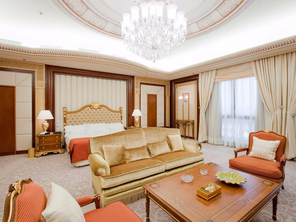 Ritz-Carlton có 493 phòng khách, trong đó có 49 phòng hoàng gia 2 giường và 50 phòng đặc biệt 1 giường.