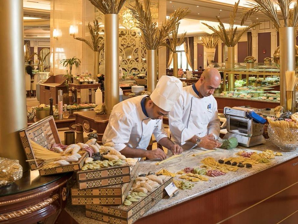 Là khách sạn đẳng cấp 5 sao, Ritz-Carlton có một nhà hàng Italy, một nhà hàng Trung Quốc và khu vực buffet chung.