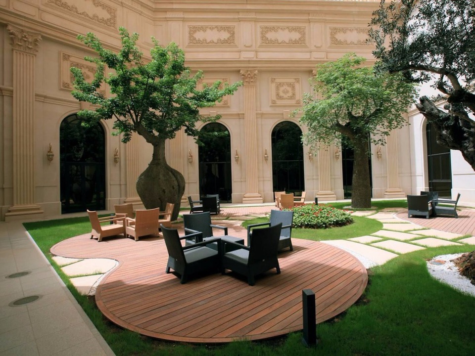 Hoàng tử Alwaleed tốt nghiệp trường Menlo College tại Bắc California và Đại học Syracuse trước khi thành lập Kingdom Holding vào năm 1980.