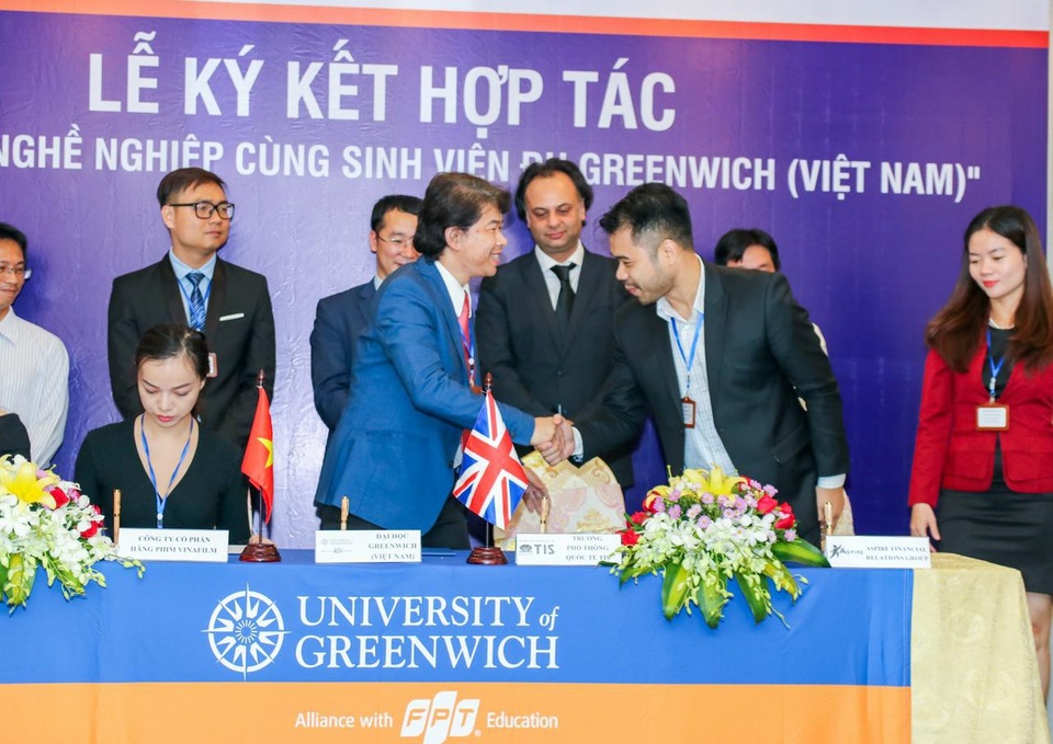 Các doanh nghiệp tìm đâu ra nguồn nhân sự chất lượng cao? - 1
Lễ ký kết thỏa thuận hợp tác giữa Đại học Greenwich (Việt Nam) với 40 doanh nghiệp, mở ra cơ hội “khủng” cho sinh viên. Một trong số đó là CBRE Việt Nam thuộc tập đoàn CBRE Group, Inc kinh doanh dịch vụ bất động sản lớn nhất thế giới nằm trong danh sách 500 công ty hàng đầu thế giới do Fortune và S&P bình chọn.