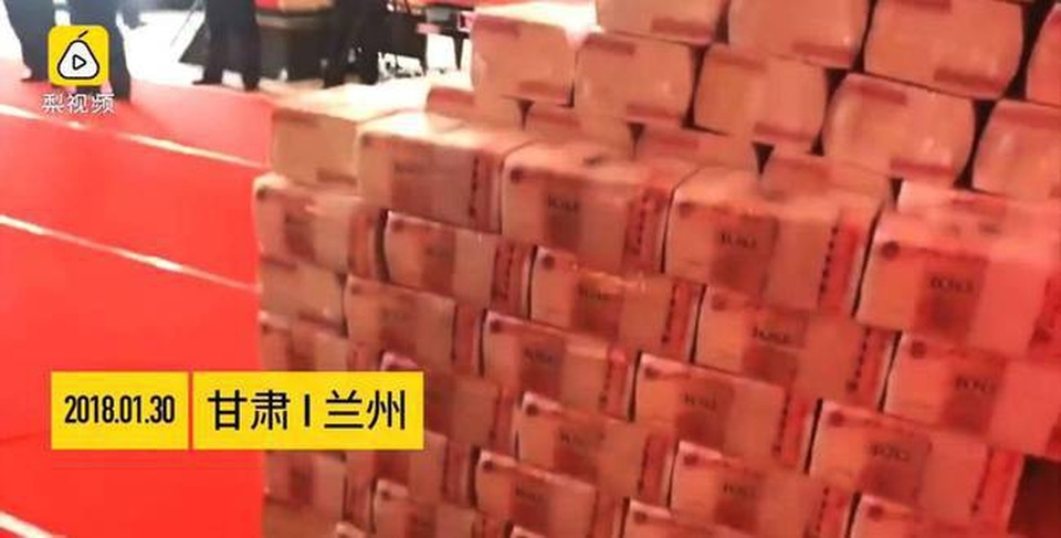 Choáng váng bức tường tiền thưởng Tết 2018 dày hàng mét, cao quá đầu người - 2 Choáng váng bức tường tiền thưởng Tết 2018 dày hàng mét, cao quá đầu người - 2