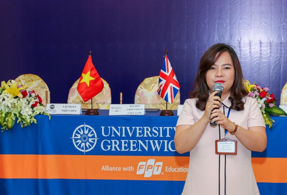 Các doanh nghiệp tìm đâu ra nguồn nhân sự chất lượng cao? - 2
Bà Vũ Đỗ Hồng Ngọc - Giám đốc Nhân sự Công ty CP Cảng Quốc tế Long An cho biết bà nhận thấy đặc điểm nổi trội nhất của sinh viên Đại học Greenwich (Việt Nam) trong những kỳ thực tập tại công ty mình là sự bùng nổ và tác phong tốt. Bà cũng rất cảm kích cơ hội hợp tác này để công ty gắn kết hơn với sinh viên là những hạt giống nhân sự trong tương lai.