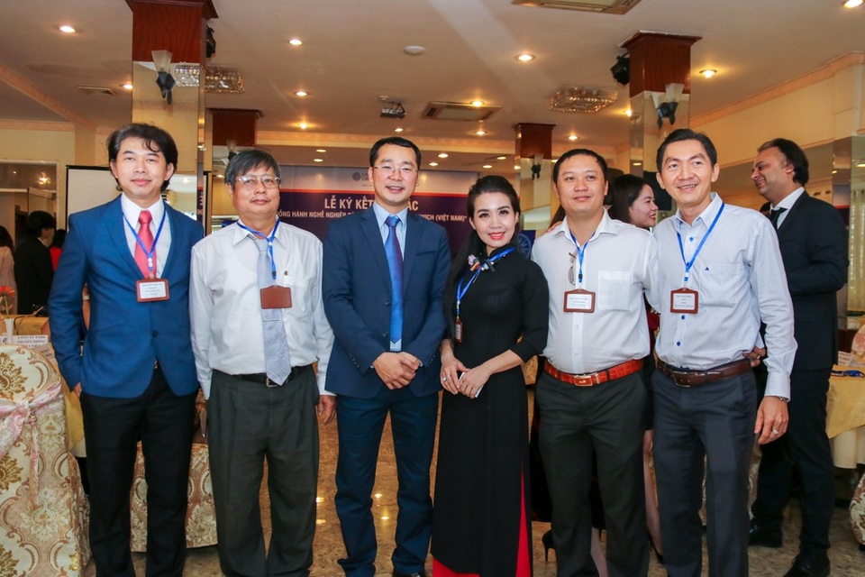 Các doanh nghiệp tìm đâu ra nguồn nhân sự chất lượng cao? - 3
Ban giám đốc Đại học Greenwich (Việt Nam) cùng đại diện các doanh nghiệp đối tác.