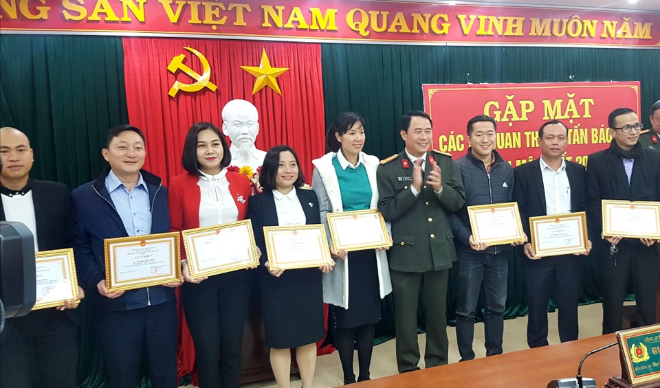 PV Dân trí được Công an tỉnh Thừa Thiên Huế khen thưởng - 1 PV Dân trí thường trú tại Huế (thứ 3 từ phải qua) và 8 cá nhân nhận giấy khen của Công an tỉnh Thừa Thiên Huế
